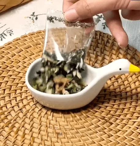 【活動!!一包湯料,秒變大厨,滿滿紫菜蝦皮,在家也能輕鬆做出美味!】免煮餛飩湯料包,用心料理,大飽口福! - 4